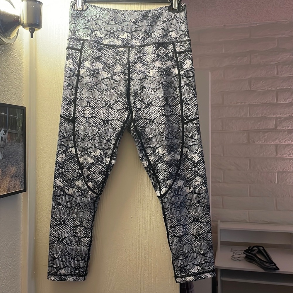 Zyia snake print, light and tight leggings with pockets.
